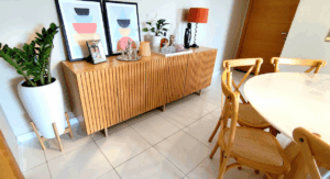 Armário de madeira ripado moderno para uma sala de jantar, produzido pela Creare Ambientes.