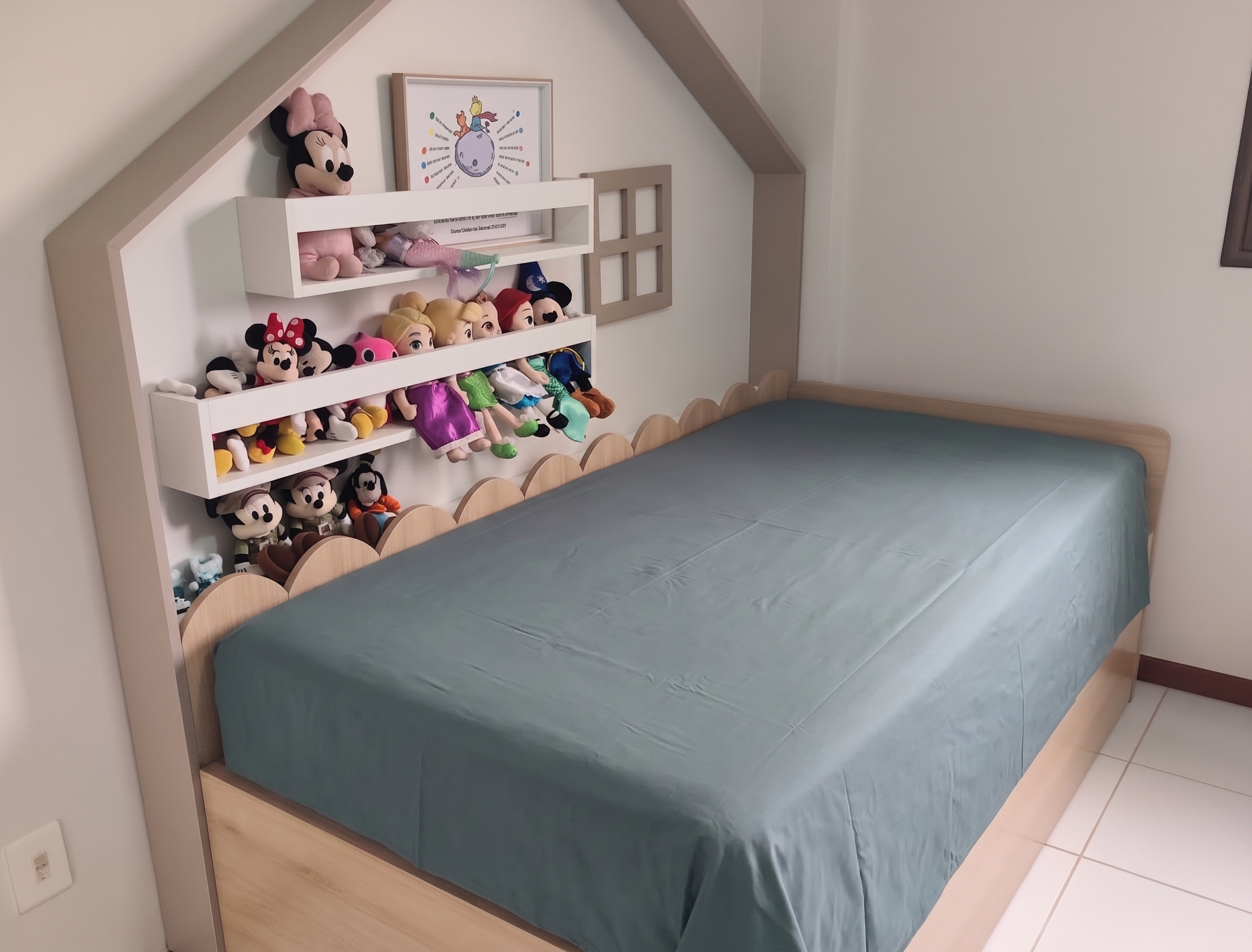 Quarto infantil moderno com móvel planejado integrado à cama, nichos de armazenamento para brinquedos e design funcional; Creare Ambientes.